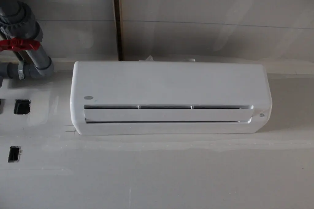 mini split heating and cooling system